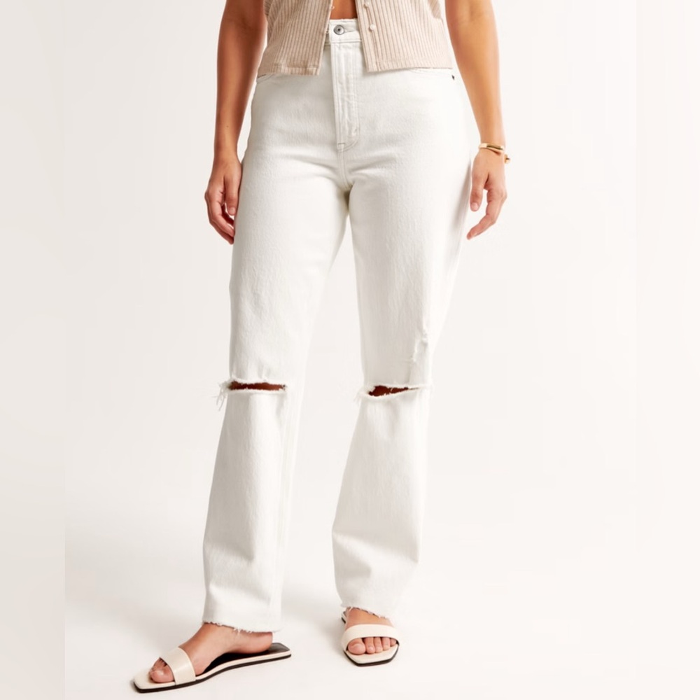 A&F. Ultra High Rise 90s Straight Jean- white/ cream. Size 25/0s